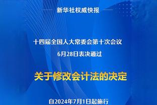 梅西拼抢中被蹬到小腿，脚踝明显变形，队医治疗后重新投入比赛